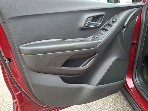 Used 2022 Chevrolet Trax LT w/ LT Convenience Package image 17