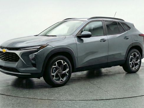 Used 2025 Chevrolet Trax LT image 3