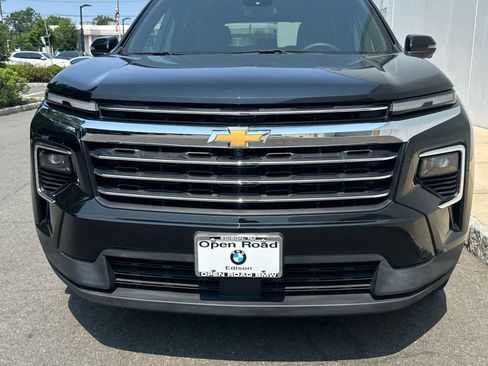 Used 2025 Chevrolet Traverse LT w/ Sun and Wheel Package FWD image 2