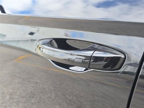 Used 2025 Volkswagen Taos SE image 9