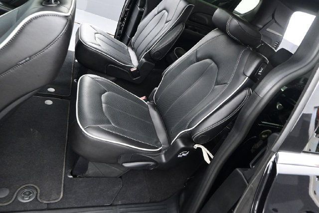 Used 2026 Chrysler Pacifica Limited FWD image 14