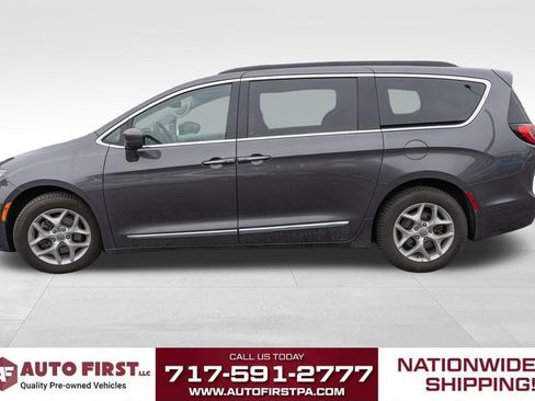 Used 2017 Chrysler Pacifica Touring-L w/ Tire & Wheel Group image 4