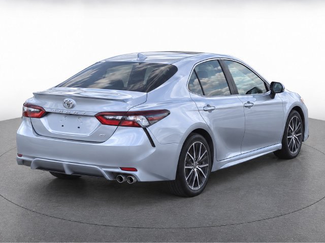 Used 2024 Toyota Camry SE w/ Cold Weather Package FWD image 4
