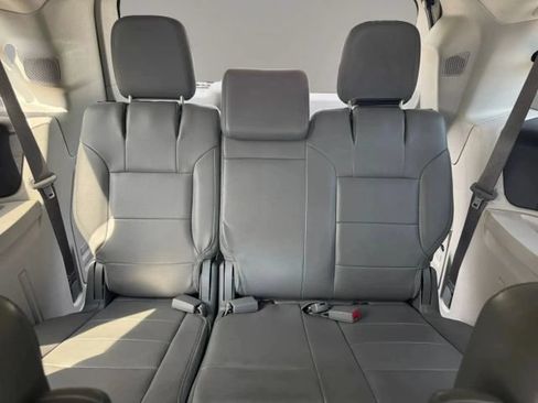 Used 2012 Volkswagen Routan SEL FWD image 22