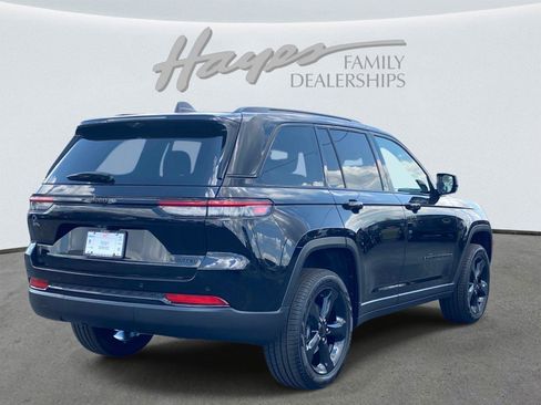 Used 2025 Jeep Grand Cherokee Limited w/ Luxury Tech Group II RWD image 3