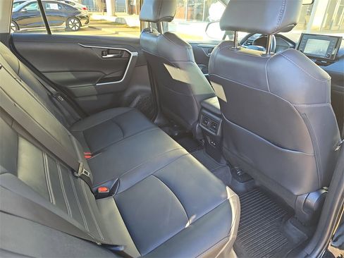 Used 2021 Toyota RAV4 XLE Premium image 11