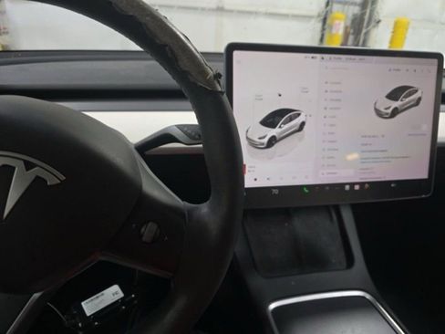 Used 2023 Tesla Model 3 Standard Range image 11