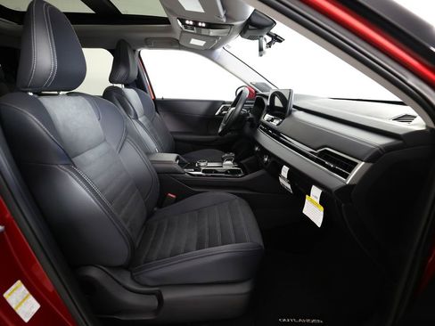 Used 2025 Mitsubishi Outlander SE image 10