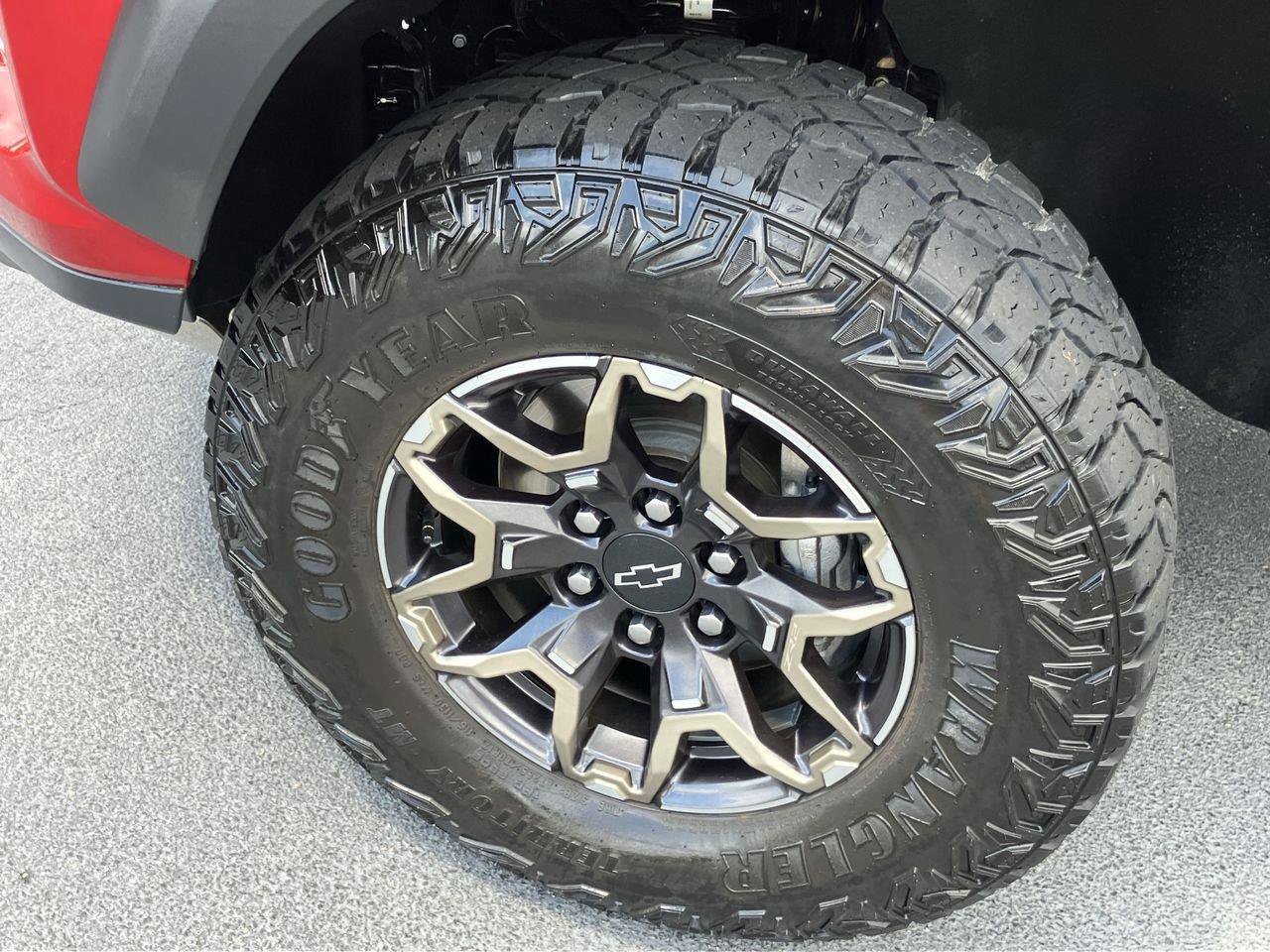 Used 2024 Chevrolet Colorado ZR2 w/ ZR2 Convenience Package III AWD/4WD image 9