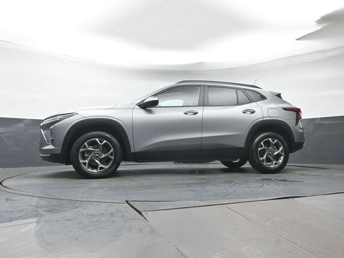 Used 2025 Chevrolet Trax LT FWD image 23