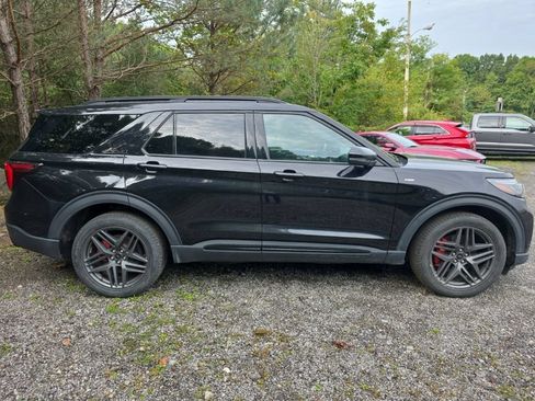 Used 2025 Ford Explorer ST-Line w/ ST-Line Street Pack AWD/4WD image 9