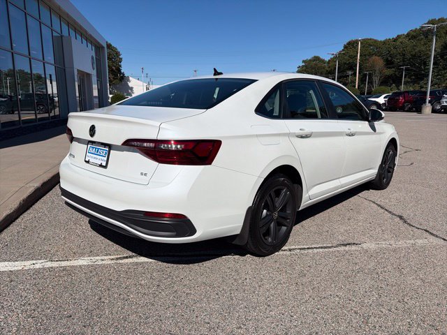 Certified 2023 Volkswagen Jetta SE w/ Panoramic Sunroof Package FWD image 3