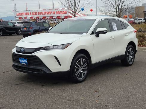 Used 2021 Toyota Venza LE image 1