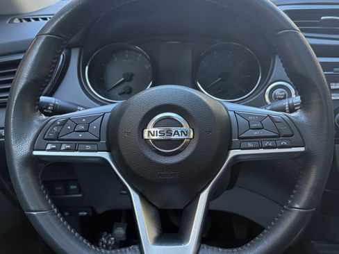 Used 2017 Nissan Rogue SV image 18