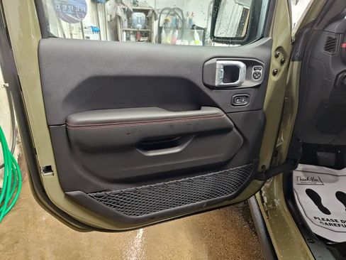 Used 2026 Jeep Wrangler Unlimited Rubicon w/ Technology Group AWD/4WD image 16
