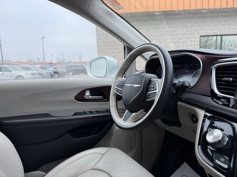 Used 2020 Chrysler Pacifica Limited image 28
