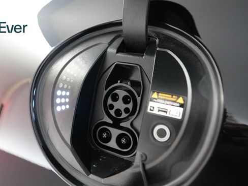 Used 2023 Genesis GV60 Advanced image 10