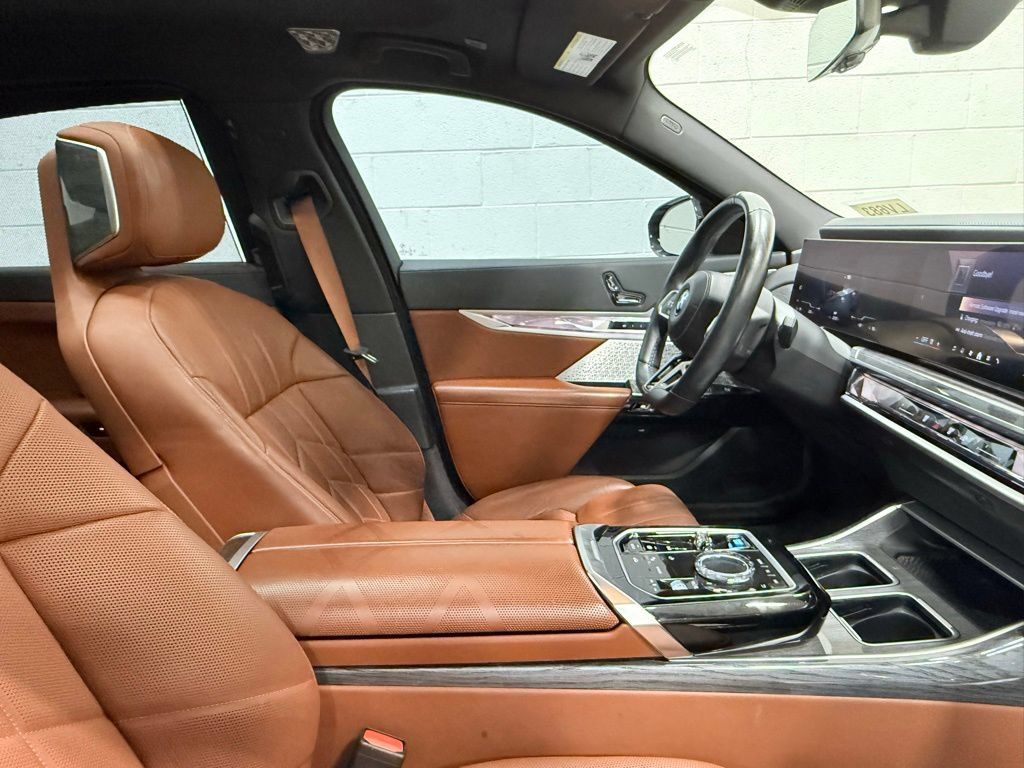 Used 2023 BMW i7 xDrive60 AWD/4WD image 44