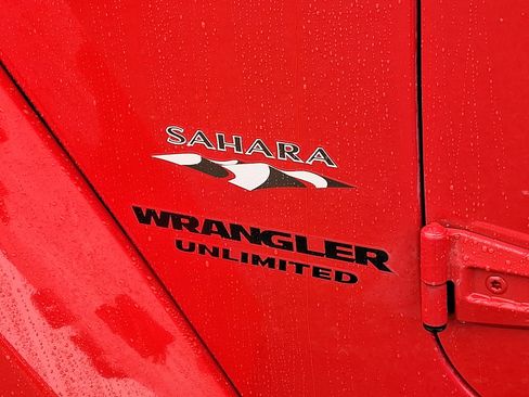 Used 2016 Jeep Wrangler Unlimited Sahara w/ Dual Top Group AWD/4WD image 30