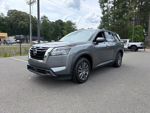 Used 2025 Nissan Pathfinder SV FWD image 2