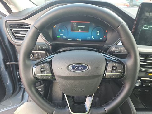 Used 2025 Ford Escape Platinum w/ Premium Technology Package image 16