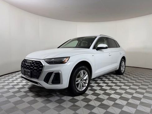 Used 2023 Audi Q5 2.0T Premium w/ Convenience Package image 3