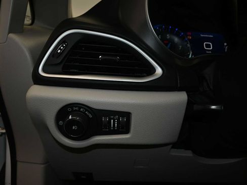 Used 2023 Chrysler Pacifica Touring-L FWD image 15
