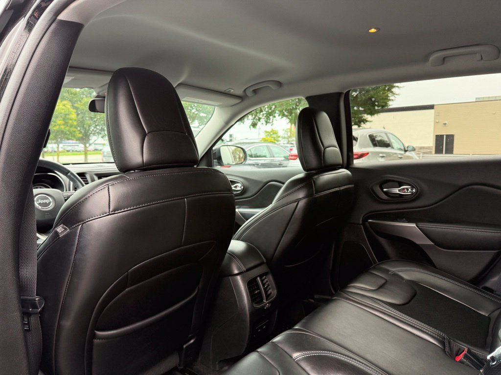 Used 2019 Jeep Cherokee Latitude Plus w/ Cold Weather Group AWD/4WD image 17