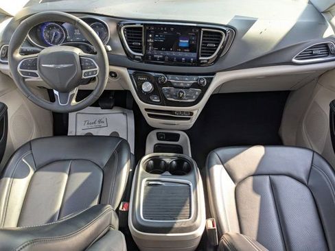 Used 2023 Chrysler Pacifica Touring-L image 19