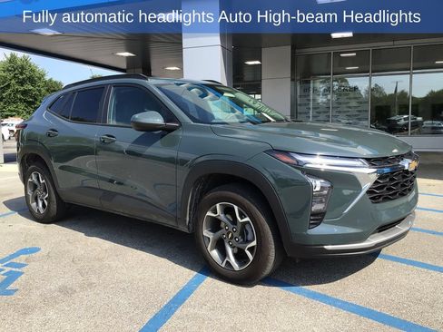 Used 2025 Chevrolet Trax LT FWD image 14
