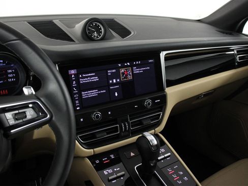 Used 2025 Porsche Macan image 13