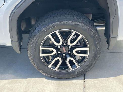 Used 2024 GMC Sierra 1500 AT4 w/ Technology Package AWD/4WD image 9