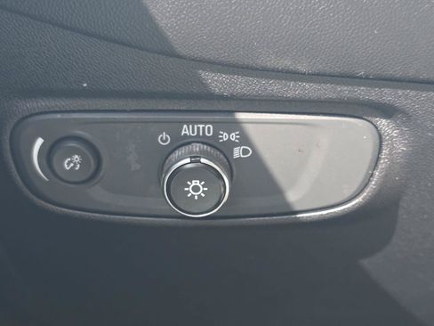 Used 2018 Chevrolet Equinox LT FWD image 11