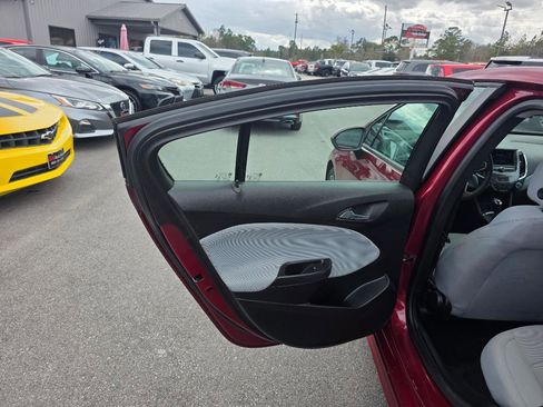 Used 2019 Chevrolet Cruze LT w/ RS Package image 8