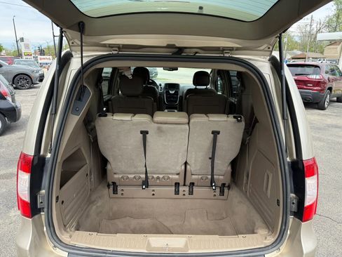 Used 2013 Chrysler Town & Country Touring-L w/ Driver Convenience Group image 10
