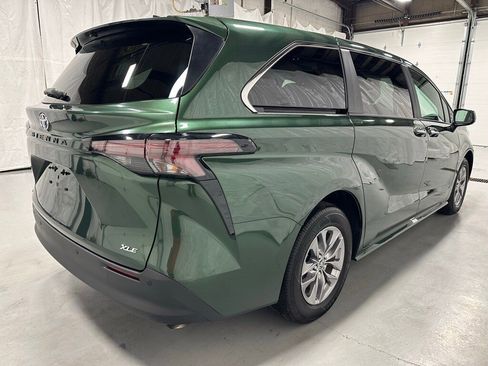 Used 2025 Toyota Sienna XLE image 7