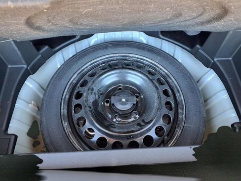 Used 2023 GMC Terrain SLE w/ Driver Convenience Package image 28