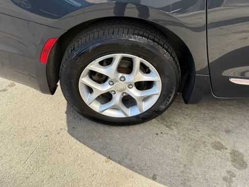 Used 2020 Chrysler Pacifica Touring-L FWD image 53