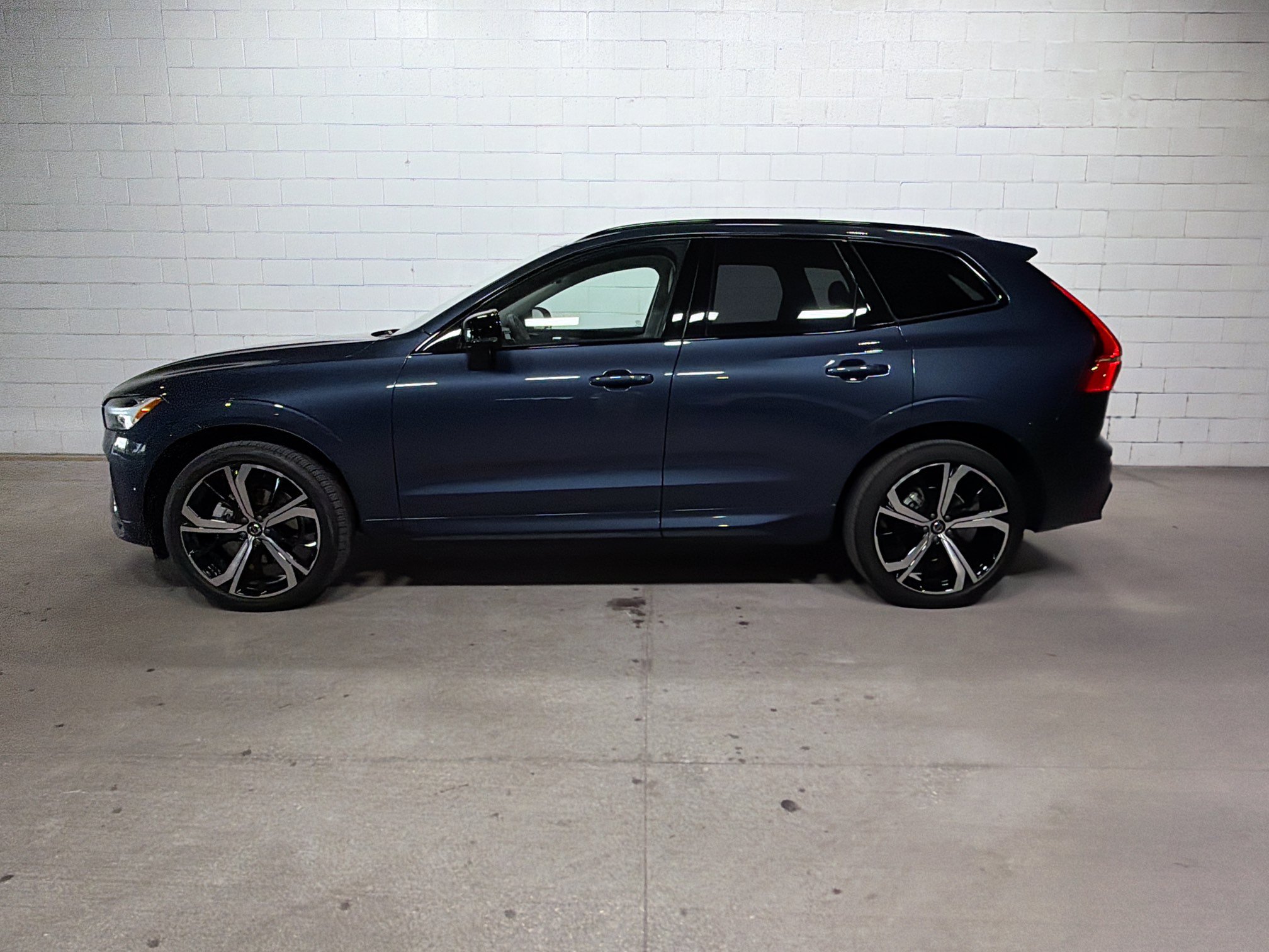 Used 2025 Volvo XC60 B5 Ultra w/ Protection Package Premier AWD/4WD image 2