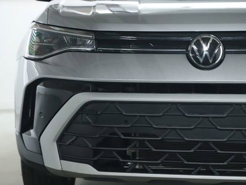 Used 2025 Volkswagen Taos SE image 6