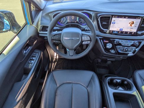 New 2026 Chrysler Pacifica Select w/ S Appearance Package image 18