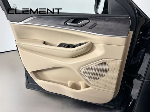 Used 2023 Jeep Grand Cherokee Limited image 27