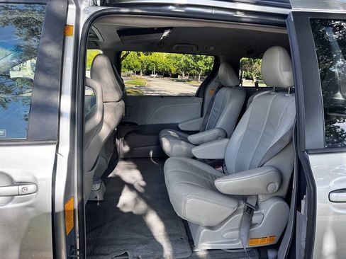 Used 2011 Toyota Sienna XLE FWD image 23