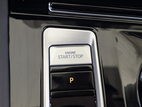 Used 2025 Volkswagen Atlas SE FWD image 34