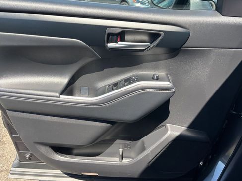 Used 2025 Toyota Highlander XSE AWD/4WD image 18