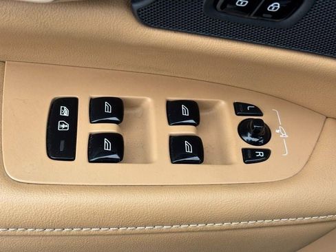 Used 2021 Volvo V90 T6 Cross Country image 22