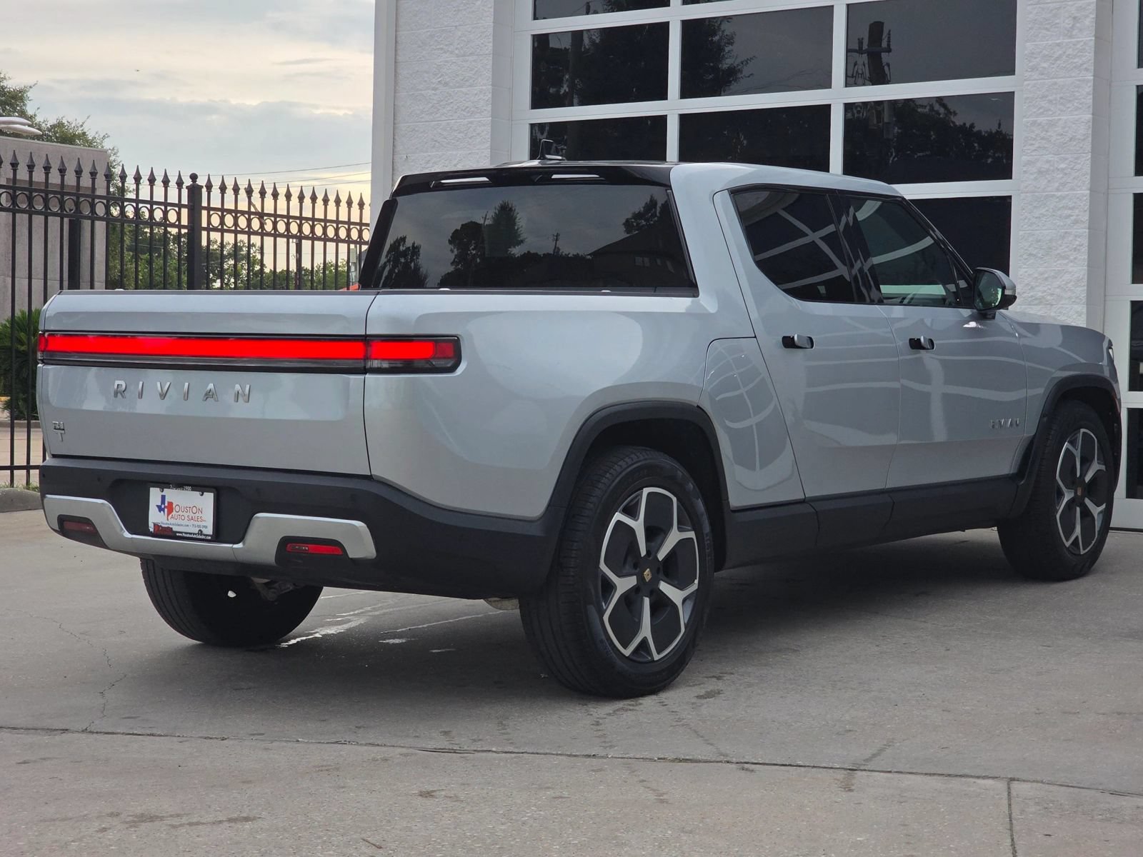 Used 2024 Rivian R1T Adventure Dual AWD/4WD image 4