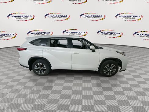 Used 2020 Toyota Highlander XLE AWD/4WD image 9