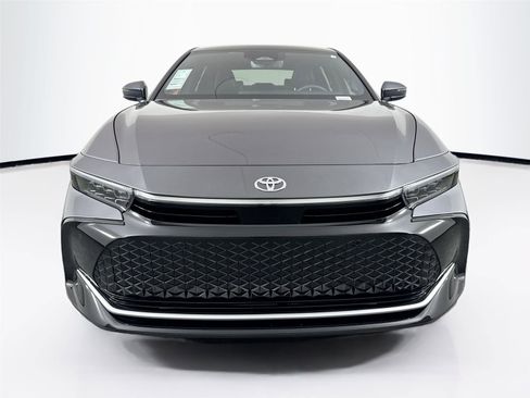 Used 2023 Toyota Crown Limited image 3