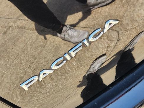 Used 2024 Chrysler Pacifica Touring-L FWD image 12